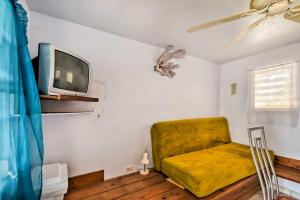 Una sala de estar con un sofá y un televisor. en Tropical Oasis Bay Views about 2 Mi to Playa Sardinas, en Culebra