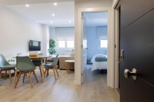 una habitación con mesa y sillas y un dormitorio en Apartamentos Nature en Cangas del Narcea