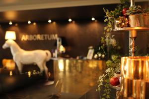 un bar con un cavallo bianco sul bancone di Arboretum Hotel a Wolbórz