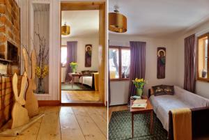 twee foto's van een woonkamer met een bank en een woonkamer bij Miodowa Chata in Łapsze Niżne