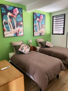 Postel nebo postele na pokoji v ubytování Appartement vue mer avec piscine privée à La Trinité, 98m² + 26 fotografií