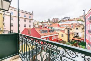 een balkon met uitzicht op de stad bij Modern Flat in Downtown Lisbon by LovelyStay in Lissabon