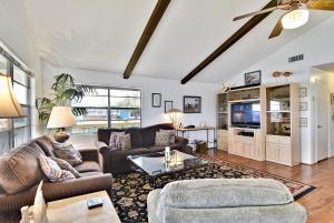 a living room with couches and a tv at Prager Bay View in Galveston