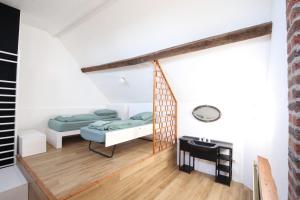 een kamer met 2 bedden en een trap bij Crazy Villa Les Terres Douces 28 - Heated pool - Basket - 2h Paris - 31p 