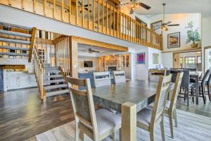 una sala da pranzo e una cucina con tavolo e sedie di Private Fire Pit and Dock Lakefront Missouri Home a Sunrise Beach