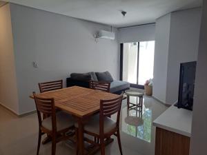 sala de estar con mesa de madera y sillas en DPTO Catedralle Alta Cordoba PB en Córdoba