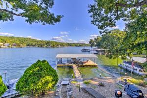un molo su un lago con una barca di Private Fire Pit and Dock Lakefront Missouri Home a Sunrise Beach