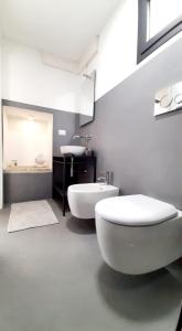 y baño con aseo blanco y lavamanos. en Casina Pompiliano, en Nardò