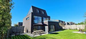 伊普尔Residence 5的院子里带雨伞的砖房