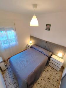 カスティブランコ・デ・ロス・アロヨスにあるCasa Almadén 1のベッドルーム1室(大型ベッド1台、青いベッドカバー付)