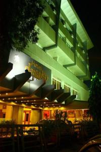 un edificio con un cartel en la parte delantera en Hotel Jawahar en Ulhāsnagar