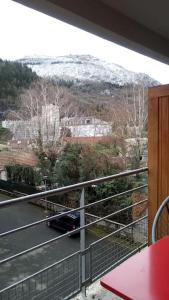 Elle comprend un balcon offrant une vue sur une montagne enneigée. dans l'établissement joli appartement T2 très bien situé, parking couvert, à Lourdes