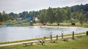 Fotografia z galérie ubytovania Domek całoroczny pod sosenką v destinácii Łapanów