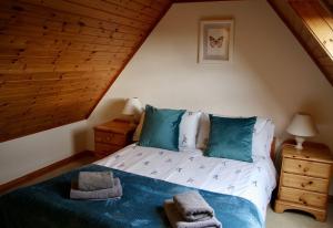 Un pat sau paturi într-o cameră la Thistle Cottage +18 fotografii