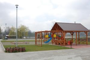 Ο χώρος παιχνιδιού για παιδιά στο Domek całoroczny pod sosenką