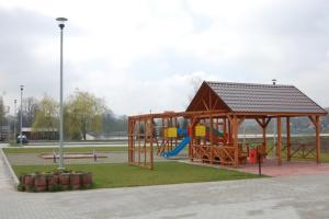 Fotografia z galérie ubytovania Domek całoroczny pod sosenką v destinácii Łapanów