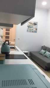 uma cozinha e uma sala de estar com um sofá em Soul Surfer em Peniche