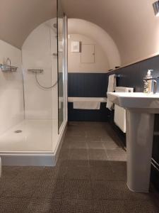 uma casa de banho com um chuveiro e um lavatório. em Beautiful quiet room in the heart of Holmfirth em Holmfirth
