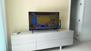 En tv och/eller ett underhållningssystem på Venha se hospedar no Paraíso de Guarajuba
