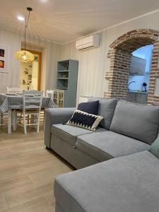 een woonkamer met een bank en een eetkamer bij Apartamento Rural El Retablo in Cetina