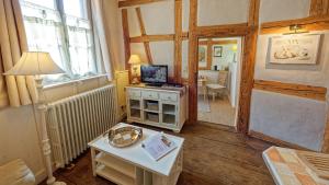 salon ze stołem i komputerem w obiekcie Remparts de Riquewihr - Le Petit Ours w mieście Riquewihr