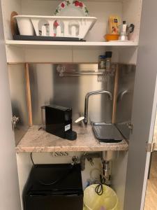 eine Küche mit einer Theke mit einer Spüle und einer Mikrowelle in der Unterkunft GB apartments in Florenz