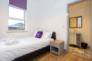 Ένα ή περισσότερα κρεβάτια σε δωμάτιο στο Pillo Rooms Serviced Apartments - Salford