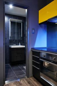 Kúpeľňa v ubytovaní Central Location Yellow-Black Apartment