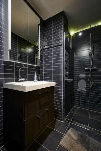 Kúpeľňa v ubytovaní Central Location Yellow-Black Apartment + 27 fotografií
