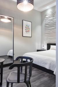 Postel nebo postele na pokoji v ubytování Central Location Yellow-Black Apartment