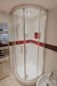 uma casa de banho com um chuveiro e um lavatório. em Cannock Chase Guest House Self Catering incl all home amenities & private entrance em Cannock