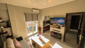 TV a/nebo společenská místnost v ubytování "Elegance" Central Luxury Apartment Piraeus