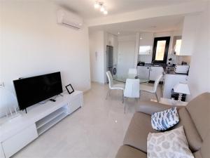TV a/nebo společenská místnost v ubytování AL05: Newly built luxery 2 bed apartment,El Alamillo,roof terrace,close to beach