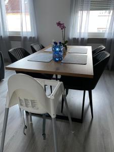 a dining room table with a chair and a wooden table at Schuhpartment am Pfälzer Wald nähe Outlet Center Zweibrücken in Pirmasens