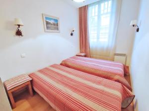 Posteľ alebo postele v izbe v ubytovaní Le Marmotton, T2, centre Luchon, wifi, casier à skis, ascenseur, 5 personnes