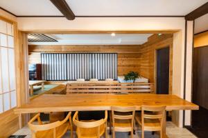Posezení v ubytování Tabist Sparkling Dolphins Inn Kyoto