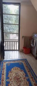 Habitación con alfombra en el suelo y lavadora en NUBA ONe, en Asuán