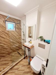 a bathroom with a shower and a toilet and a sink at Eden Apartment in Cluj-Napoca