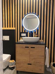 uma casa de banho com um lavatório e um espelho num balcão em Sevilla deluxe suites em Sevilha
