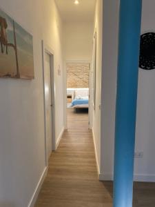 un pasillo con un poste azul en una habitación en Sevilla deluxe suites, en Sevilla