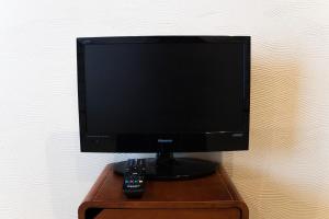 TV a/nebo společenská místnost v ubytování Tabist Sparkling Dolphins Inn Kyoto