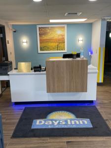 Days Inn by Wyndham Sioux Falls Airport في شلالات سيوكس: لوبي مكتب مع لوحة مكتوب عليها days inn