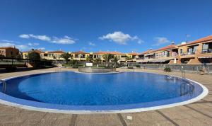 een groot zwembad op een binnenplaats met huizen bij Appartement - Costa del Silencio in Costa Del Silencio