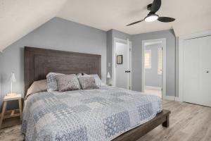 Schlafzimmer mit einem Bett und einem Deckenventilator in der Unterkunft Lakefront Getaway by Michigan Waterfront Luxury Properties in Rothbury