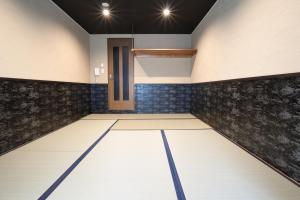 ein leeres Zimmer mit einer Kegelbahn in der Unterkunft Tabist Sparkling Dolphins Inn Kyoto in Kyoto