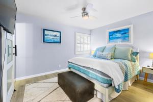 een slaapkamer met een bed en een televisie bij Sandy Beach Retreat in Oceanside