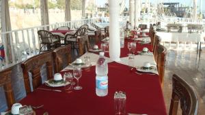 einen Tisch mit einer Flasche Wasser darüber in der Unterkunft Dahabiya Giraffa in Luxor