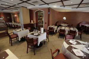 Restaurace v ubytování Hôtel Au Petit Caporal