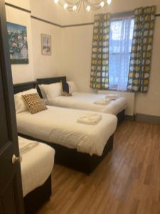 Postel nebo postele na pokoji v ubytování Lovely 2 Bed Sea Front apartment @ 10A George Street