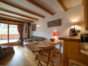 a living room with a table and a couch at Charmant appartement 3* à Courchevel Village, idéal pour familles - Proche Aquamotion, 4 pers. - FR-1-575-9 in Courchevel